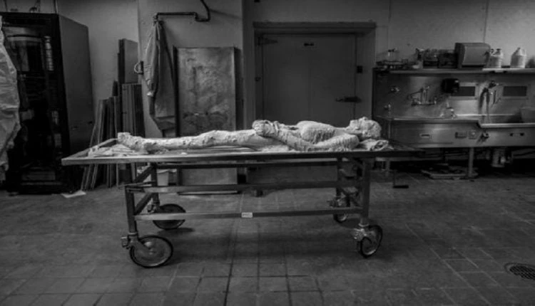 «Ψηφιακό πτώμα»: Η πρώτη γυναίκα που εθελοντικά ζήτησε να την κόψουν κομματάκια για χάρη της επιστήμης (βίντεο)